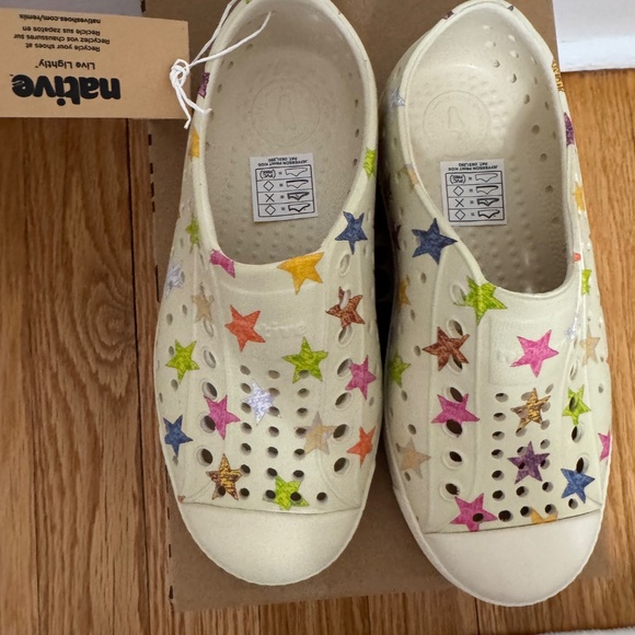 NWT native shoes - Picture 2 of 4